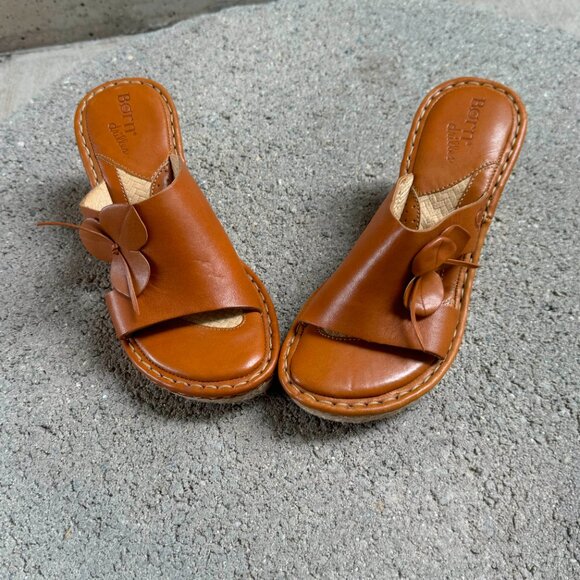 BORN WOMEN'S LEATHER WEDGE SLIP ON SANDALS BROWN SIZE 6 / 36.5 - Picture 6 of 16